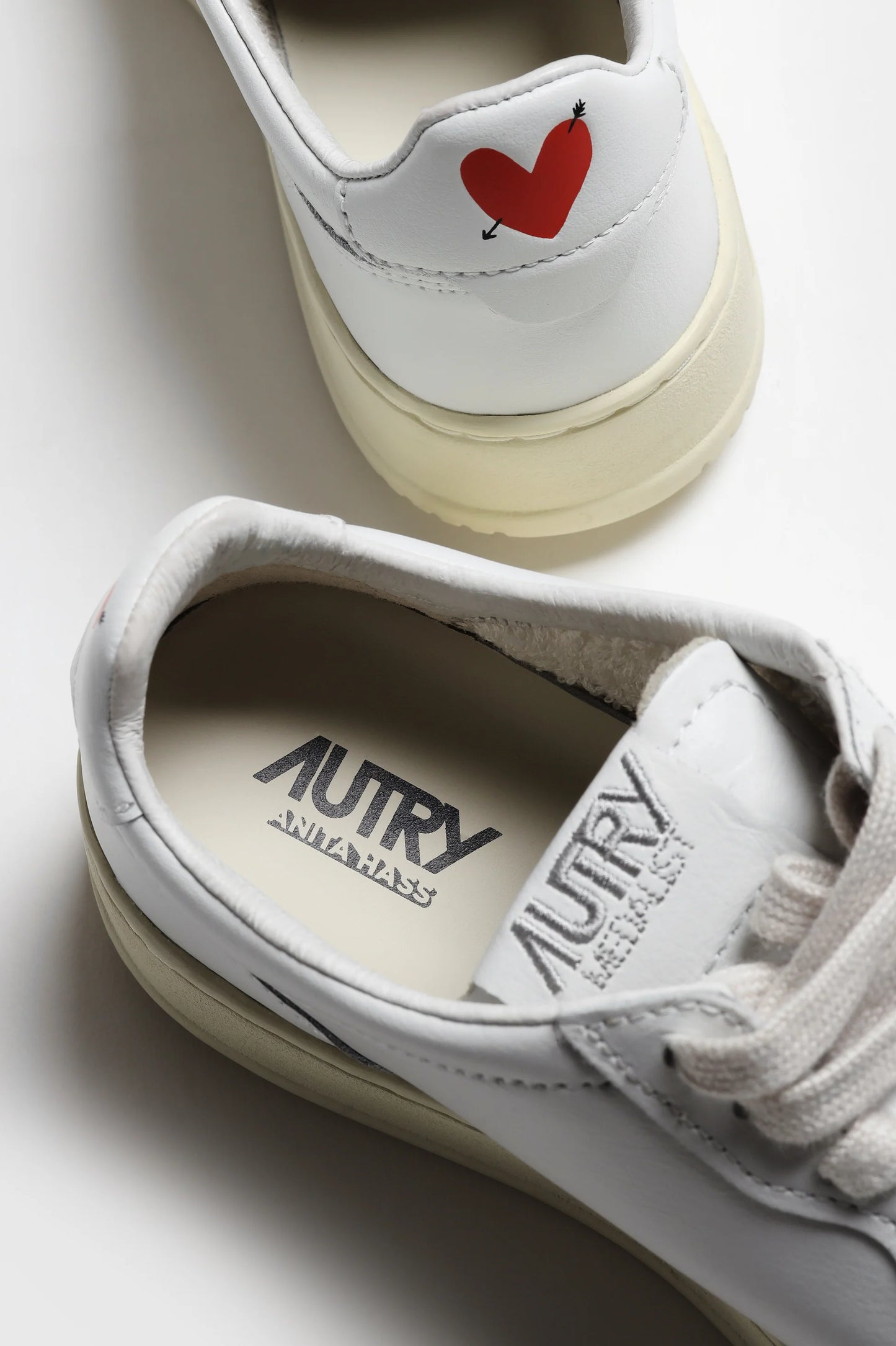 AUTRY Special Edition x Anita Hass Sneaker Medalist 'Heart' in pelle Bianca AULW AH01
