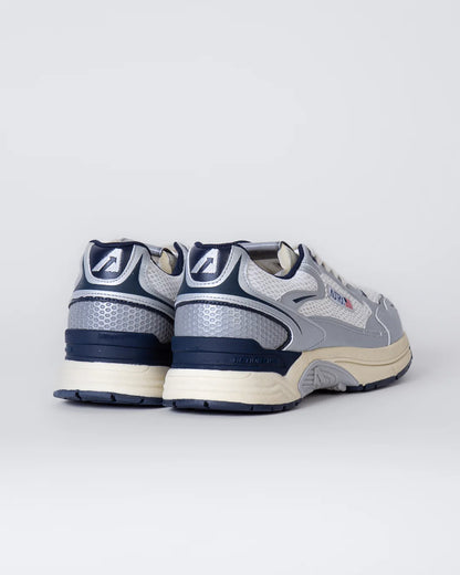 ZAPATILLAS AUTRY HYPERWAY EN PIEL SINTÉTICA Y MALLA PLATA WHISPER WHITE Y AZUL MARINO HYLM MV04 (Hombre)