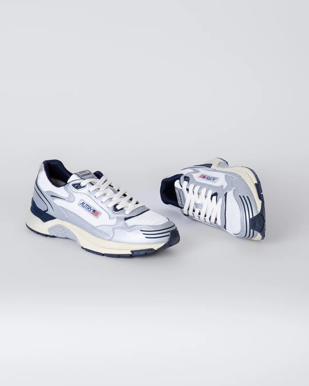 ZAPATILLAS AUTRY HYPERWAY EN PIEL SINTÉTICA Y MALLA PLATA WHISPER WHITE Y AZUL MARINO HYLM MV04 (Hombre)