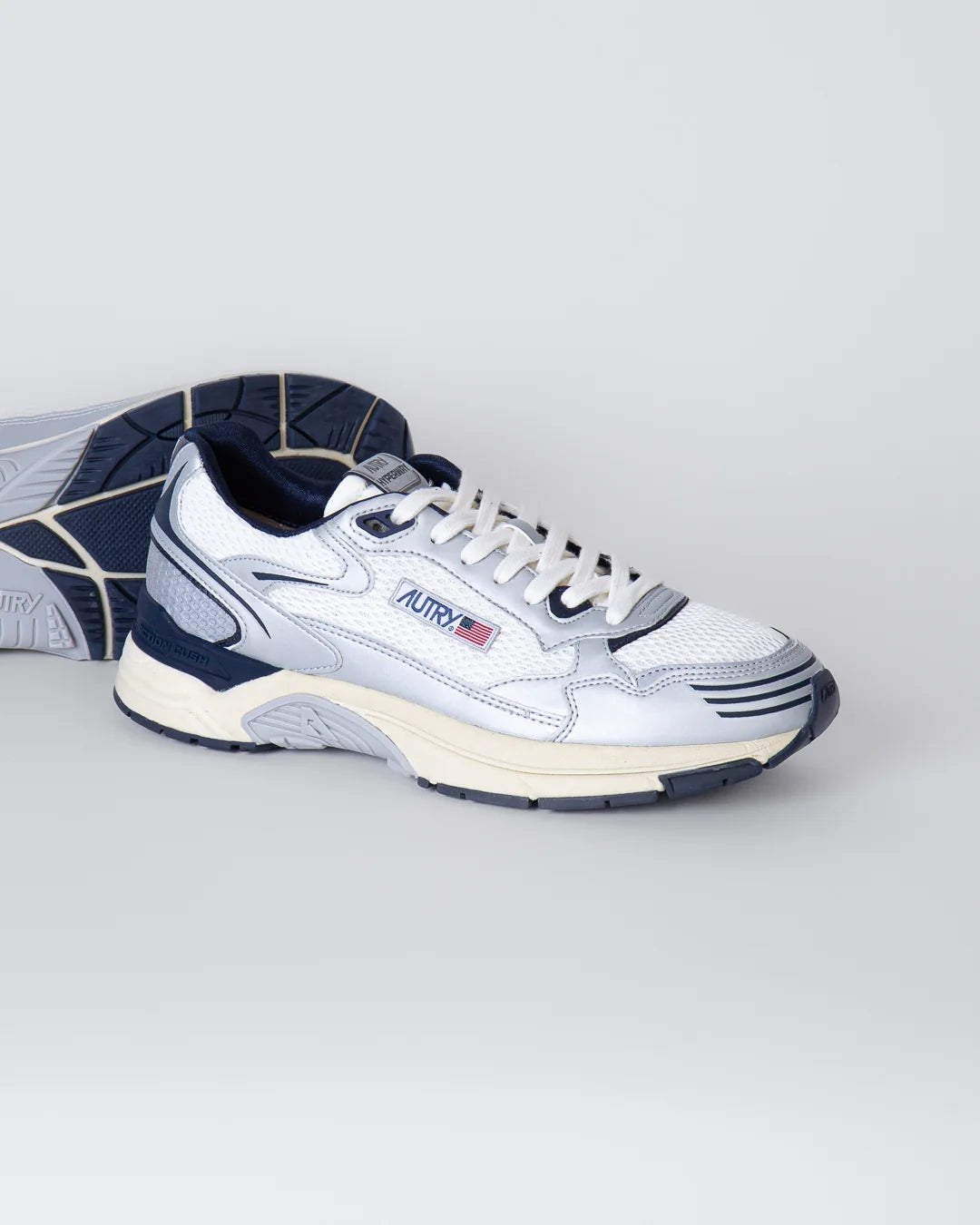 ZAPATILLAS AUTRY HYPERWAY EN PIEL SINTÉTICA Y MALLA PLATA WHISPER WHITE Y AZUL MARINO HYLM MV04 (Hombre)