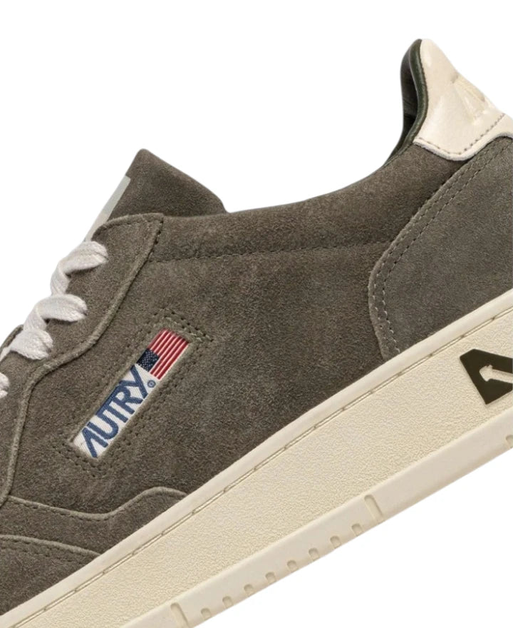 Autry Sneakers Medalist Low in Camoscio Color Verde Militare Spoiler Bianco AULM UH04